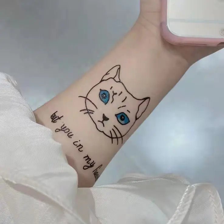 Tatouage Éphémère Chat Kawaii – Semi-Permanent Bras